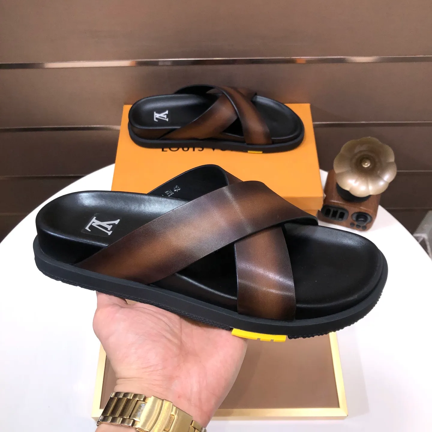 Men's shoes 💰400💰 [Louis Vuitton LV slippers] (high-end cowhide) counter 1:1 fashion style, a must-have for summer! The designer used LV’s iconic outsole. The original simple slippers instantly become fashionable! The upper is made of flexible special cowhide leather straps alternately, and the workmanship is exquisite! A must-have for stylish men in summer, size 38-45 (45 customized)